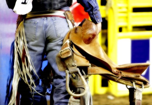 uomo_con_sella_western-201bb2b2